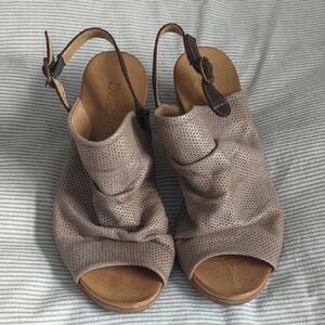 Bueno – Dolly Women's Tan Perforated Sandals